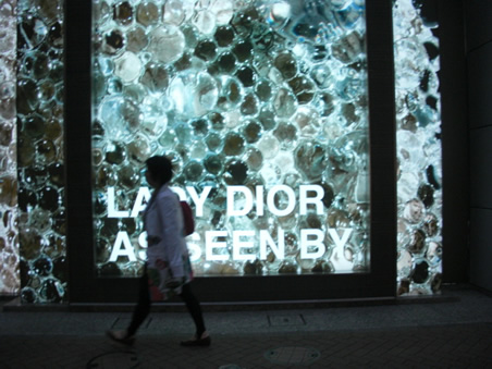 The "Lady Dior As Seen By" exhibition is open through 5/20. Facade visuals from a work by Nawa Kohei. | REALTOKYO