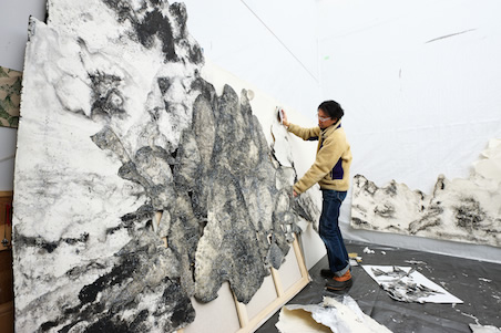 三瀬作品「日本の絵～小盆地宇宙～」の制作風景　撮影：瀬野広美（FLOT）　Courtesy: imura art gallery | REALTOKYO