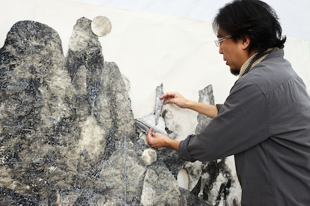 三瀬作品「日本の絵～小盆地宇宙～」の制作風景　撮影：瀬野広美（FLOT）　Courtesy: imura art gallery | REALTOKYO